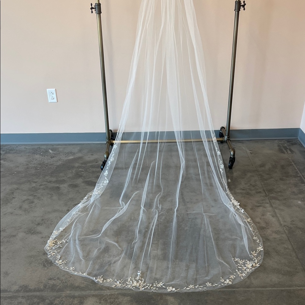 Untamed Petals Gemma Veil
